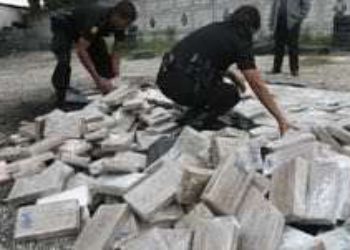 Policías de Honduras requeridos por narcotráfico son extraditados a EEUU