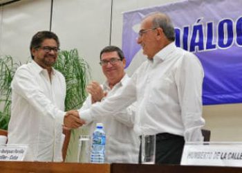 Comparación entre rechazado acuerdo de paz con FARC y negociación con paramilitares