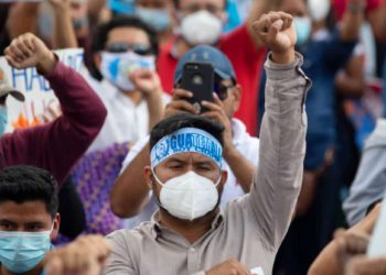 Frustración por corrupción alimenta protestas por presupuesto del gobierno en Guatemala