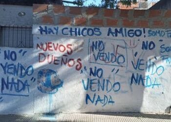 Familias en Rosario, Argentina, 'pintan' sus casas para no ser atacadas
