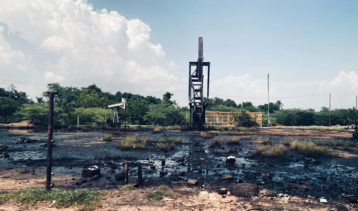 Esta imagen muestra una refinería de petróleo deteriorada